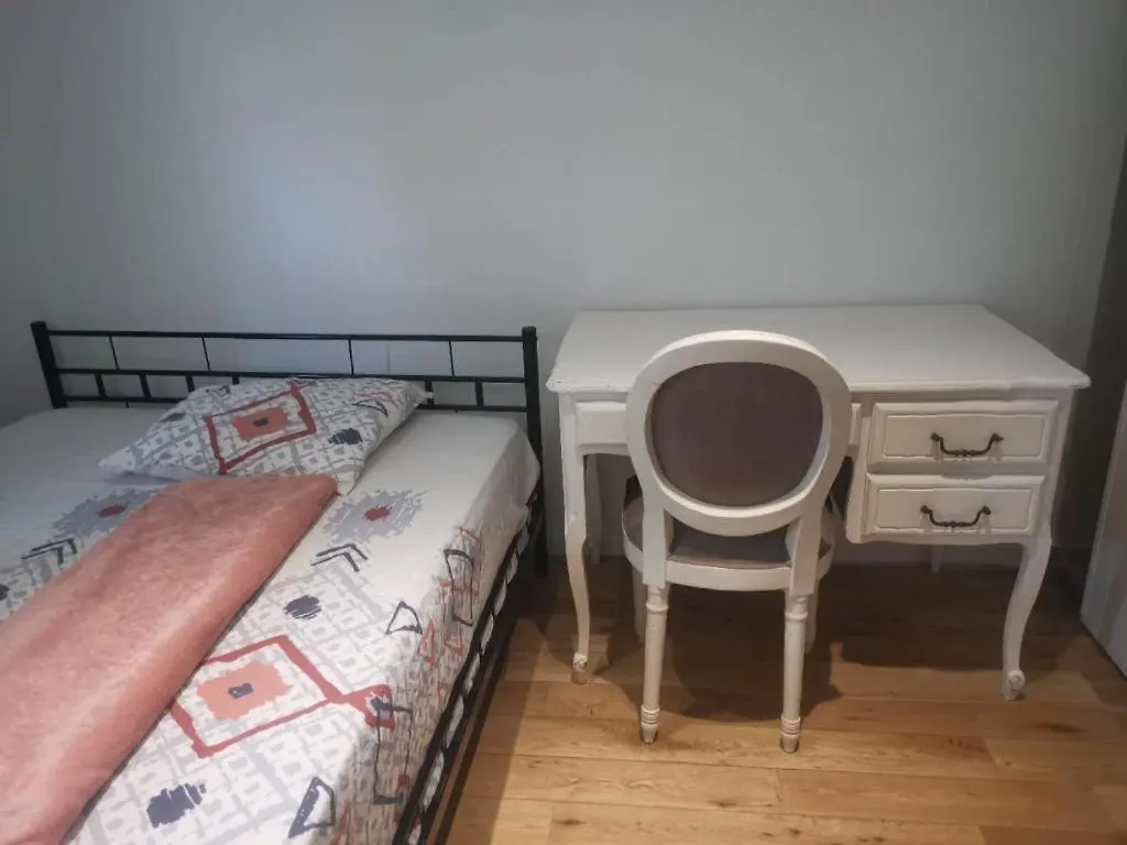 Chambres D'Hotes Modernes A Bron Francja